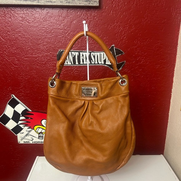 Marc Jacobs Tan Leather Shoulder Bag callouts in the picture. - Picture 1 of 11